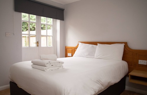 Purfleet Hotel | Royal Hotel, Bar & Grill