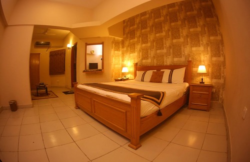 PECHS House | Royal Inn Hotel