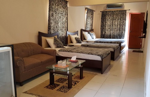 PECHS House | Royal Inn Hotel