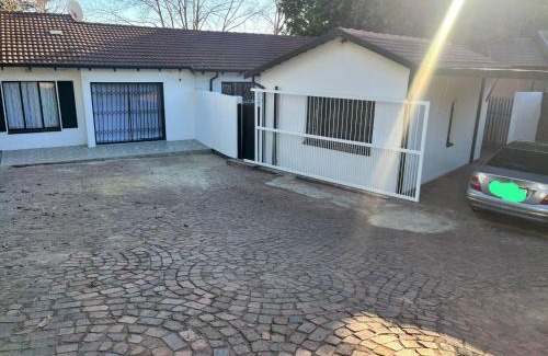 Weltevredenpark House | Royal King Guest House Roodepoort