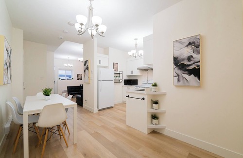 Regional District of Nanaimo House | Royal Pacific Suite - modern, clean, spacious retreat.