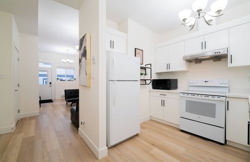 Regional District of Nanaimo House | Royal Pacific Suite - modern, clean, spacious retreat.