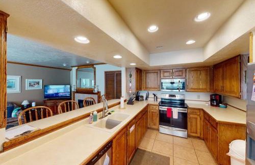 Brian Head Apartment | Royal Prince Suite Pool-Spa Ski-in out Gym, Sauna, Laundry, BBQ