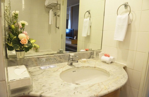 Pom Prap Sattru Phai Hotel | Royal Princess Larn Luang