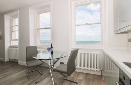 Weymouth Cottage | ROYAL TERRACE VIEW, romantic, country holiday cottage in Weymouth