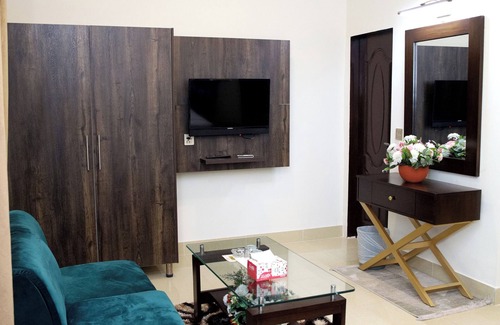 Gulberg Hotel | Royalton Inn Hotel