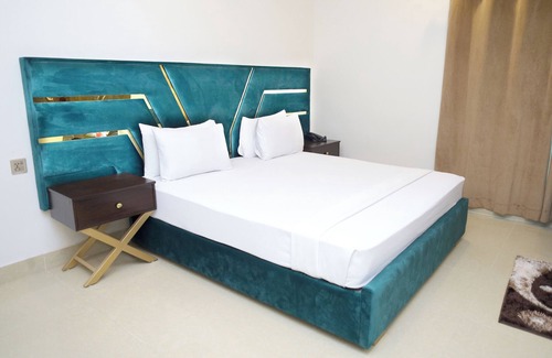 Gulberg Hotel | Royalton Inn Hotel