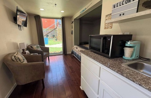 Medicine Park Apartment | RR Medicine Park Tiny House Slp 4 1BR/1BA - 1 bed
