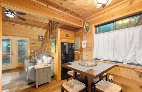 Sautee Nacoochee Cabin | Ruby's Haus | Hot Tub | Dog Friendly | Fireplace