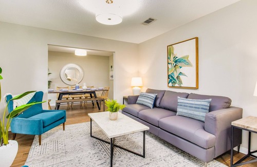 North Northwest Pensacola House | Ruby's Retreat - 🐶Dog Friendly, 🔌EV Charger, near UWF
