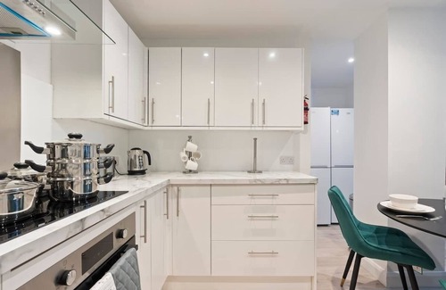 Watford House | Ruby’s Retreat-4 Bed- Contractor Disc- WiFi