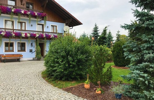 Hartkirchen Apartment | Ruhige Ferienwohnung mit überdachtem, großzügigen Balkon