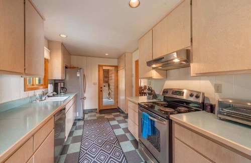 Cedar Flat House | Runabout Lakefront. Private beach and pier