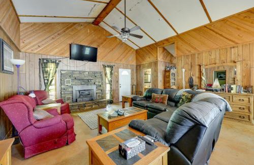 Scranton House | Rural Arkansas Vacation Rental with Lake Access