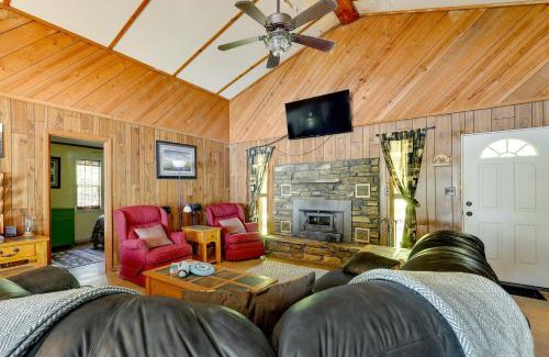 Scranton House | Rural Arkansas Vacation Rental with Lake Access