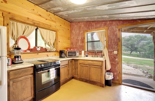 Tarpley Cabin | Rural & Horse-Friendly Cabin ~ 24 Mi to Bandera!