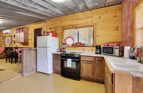 Tarpley Cabin | Rural & Horse-Friendly Cabin ~ 24 Mi to Bandera!
