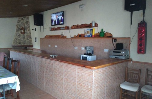 Valdemoro-Sierra House | RURAL HOUSE IDEAL FOR CELEBRATIONS, LARGE LIVING ROOM, BARBECUE, 18 PEOPLE