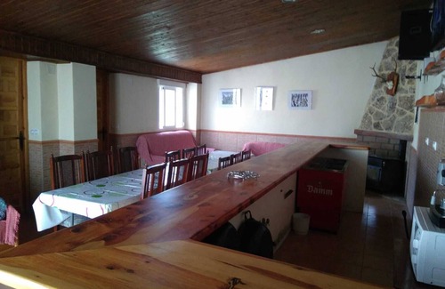 Valdemoro-Sierra House | RURAL HOUSE IDEAL FOR CELEBRATIONS, LARGE LIVING ROOM, BARBECUE, 18 PEOPLE