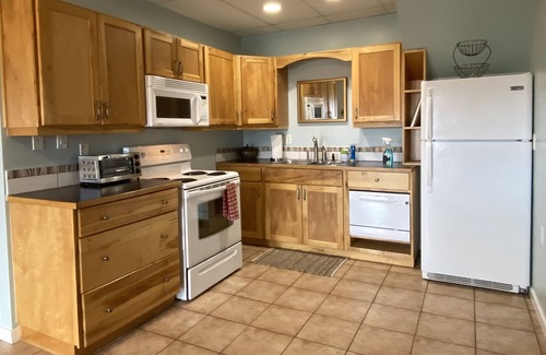 Vernon House | Rural retreat overlooking Swan Lake w/artist studio on site