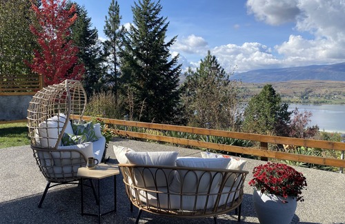 Vernon House | Rural retreat overlooking Swan Lake w/artist studio on site