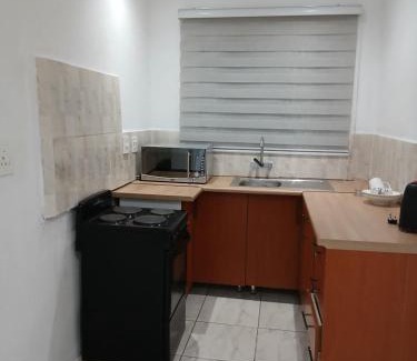 Greater Johannesburg Metropolitan Area Hotel | Russell's Rest Apartments