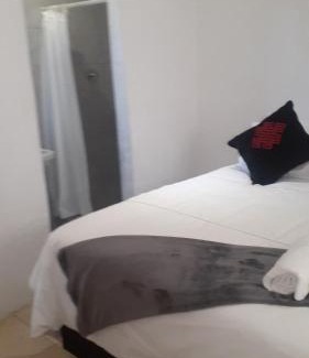 Greater Johannesburg Metropolitan Area Hotel | Russell's Rest Apartments