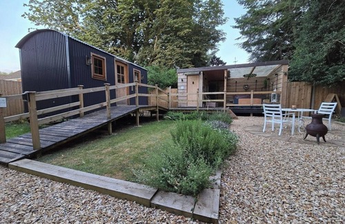 Spalding House | Rustic 1BD Hut Retreat with Hot Tub and Countryside