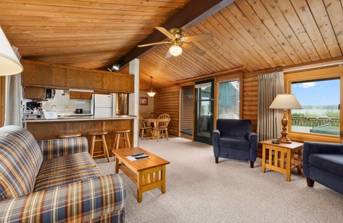 Breezy Point Cabin | Rustic 2BR Cabin with Deck Overlooking Golf Course