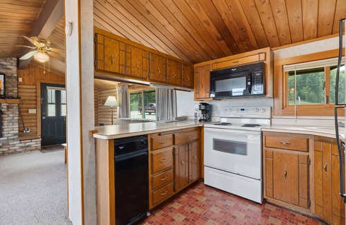 Breezy Point Cabin | Rustic 2BR Cabin with Deck Overlooking Golf Course