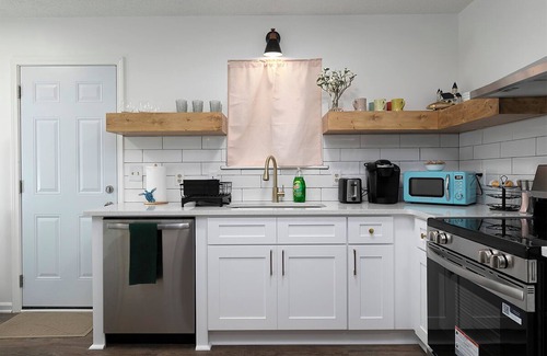 Oakwood House | Rustic 2BR Farmhouse Retreat