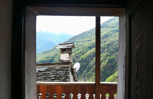 Montescheno House | Rustic 5-Bedroom House with Alpine Views for Year-Round Active Holidays!