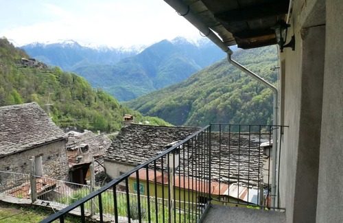Montescheno House | Rustic 5-Bedroom House with Alpine Views for Year-Round Active Holidays!