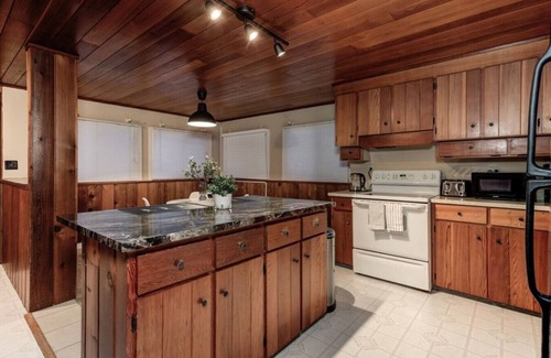 Sudbury Cottage | Rustic A-Frame | Hot Tub | Fire pit | Pool Table