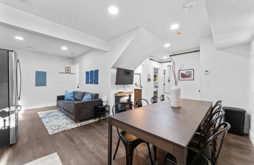 Branson House | Rustic Barn | Sleeps 12 | Outdoor Games | Fire Pit | Breathtaking Views - Cozy Nightlife