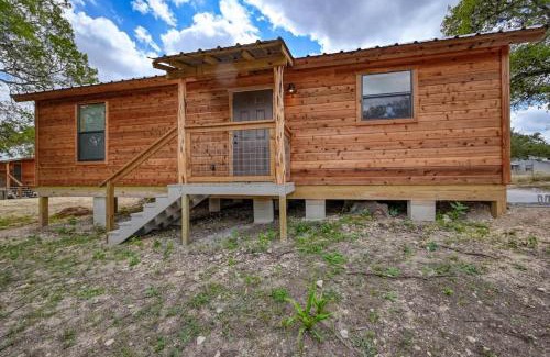 Fredericksburg House | Rustic Cabin with Firepit and Grill - 10 mins to Main St