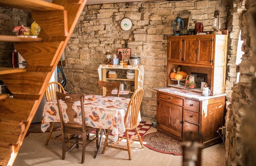 Sharpsburg House | Rustic, comfortable, secluded, hand hewn, turn of the century log cabin