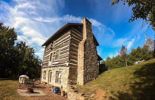 Sharpsburg House | Rustic, comfortable, secluded, hand hewn, turn of the century log cabin