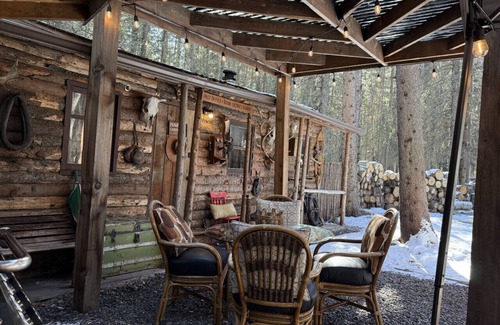 Bragg Creek House | Rustic Cozy Cabin with hot tub