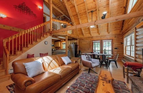North Glade Hills House | Rustic Deep Creek Cabin w/Fire Pit & Hot Tub