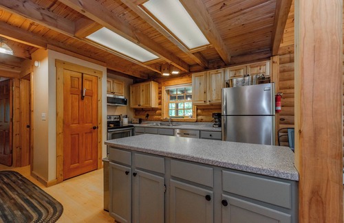 North Glade Hills House | Rustic Deep Creek Cabin w/Fire Pit & Hot Tub