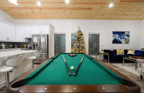 Broken Bow House | Rustic Diamond has Secluded back deck & Jetted walk in shower! EPIC & Sleeps 5