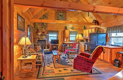 Dundee Cottage | Rustic Dundee Log Cabin w/Hot Tub & Forest Views!
