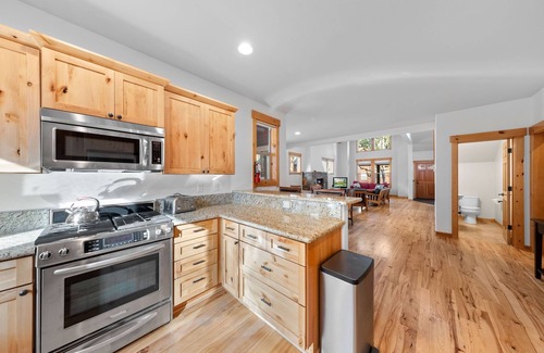 Truckee House | Rustic Elegance 3 bed vacation rental in the heart of Truckee SKI LEASE