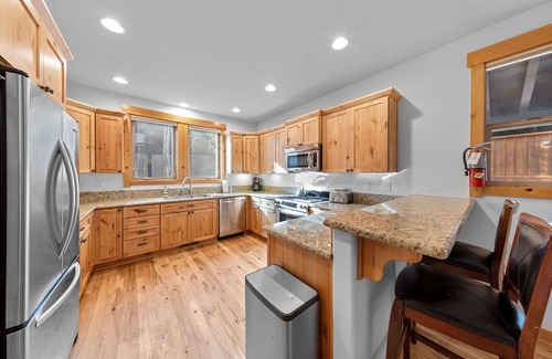 Truckee House | Rustic Elegance 3 bed vacation rental in the heart of Truckee SKI LEASE