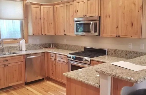 Truckee House | Rustic Elegance 3 bed vacation rental in the heart of Truckee SKI LEASE