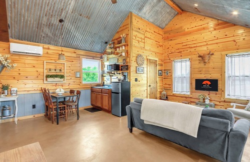 Wimberley Cabin | Rustic Farmhouse Cottage w/Firepit & Pickleball