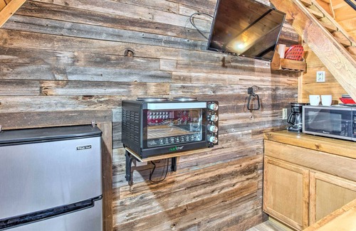 Gordonville Cabin | Rustic Gordonville Cabin w/ Shared Fire Pit!
