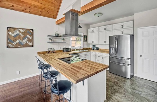 Hickory House | Rustic Lakefront Retreat w/Hot Tub & Pet Friendly