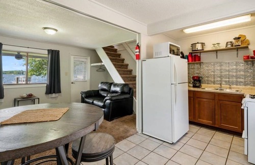 Mayfield Apartment | Rustic lakeside condo with fully equipped kitchen and balcony